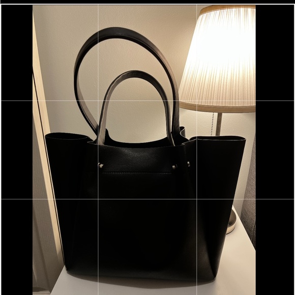 Stylish tote bag in classic black - Picture 1 of 3